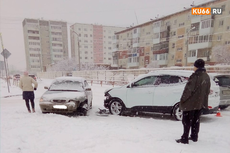 В Каменске-Уральском утром произошло несколько дорожных аварий. ВИДЕО, ФОТО