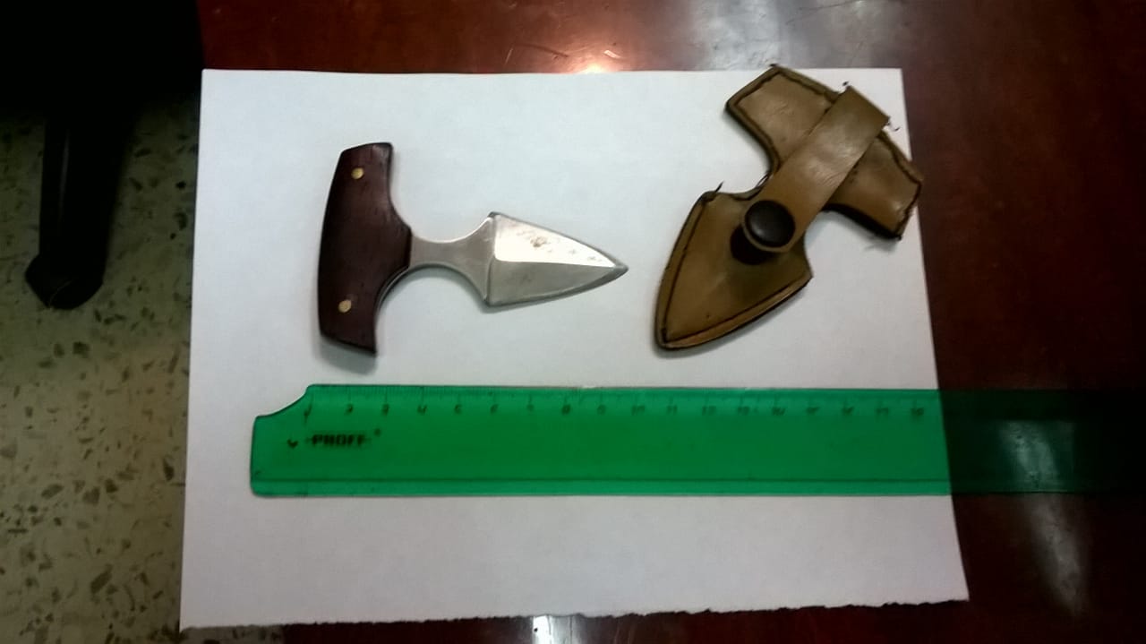 Коня на скаку остановит? Женщина пришла на суд в Каменске-Уральском свидетелем с самодельным кинжалом в ножнах. Отдавать не хотела