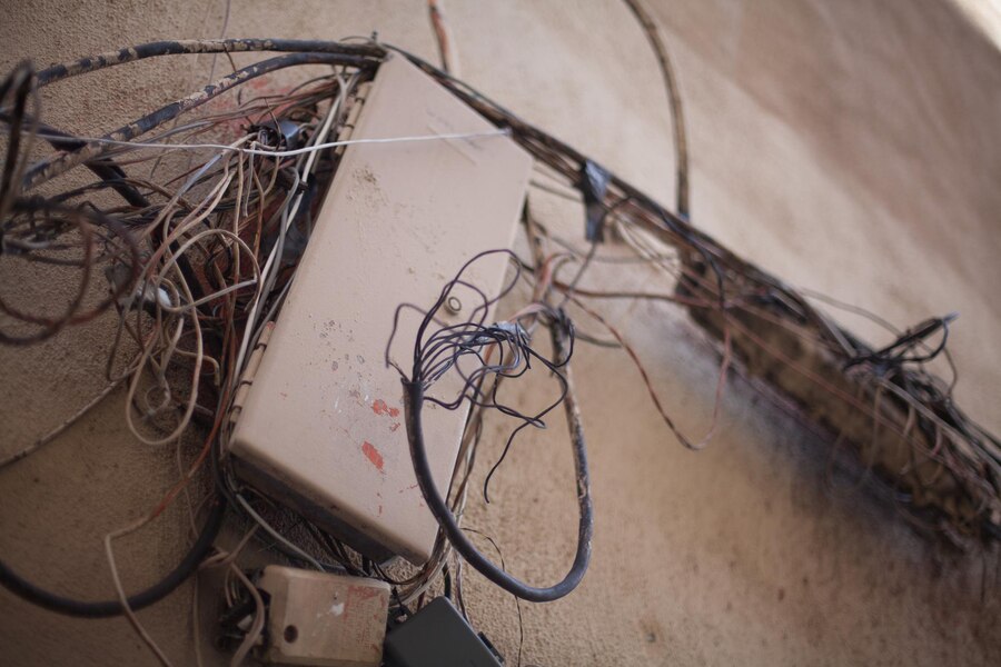 Коммунальщики борются с обвисшими проводами в подъездах Каменска-Уральского | В подъездах Каменска-Уральского на радость жителям срезают обвисшие провода 