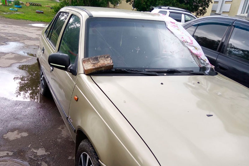 В Каменске-Уральском в одном из дворов из-за ветра на иномарку рухнули кирпичи. Пострадавших нет