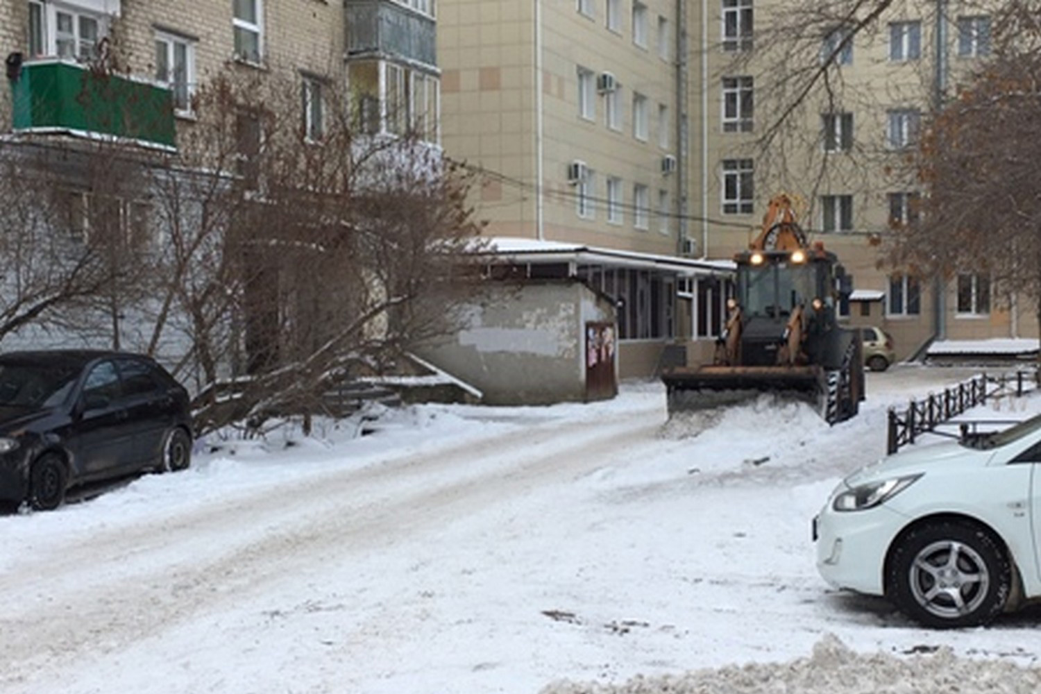 Готовы задействовать десятки единиц техники: в Каменске-Уральском коммунальщики начали уборку снега во дворах