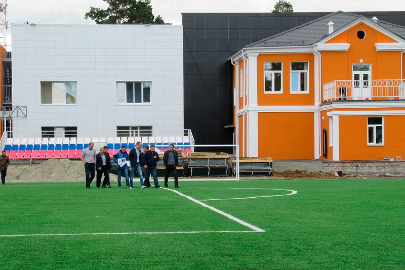 Трудоемкая работа. На стадионе «Космос» в Каменске-Уральском появилось футбольное поле: 8000 «квадратов» укладывали больше десяти дней!