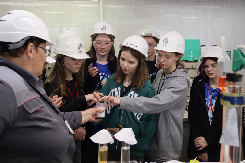 Ребята из корпоративного летнего лагеря «Экспедиция на планету РУСАЛ» побывали на производственной площадке Уральского алюминиевого завода