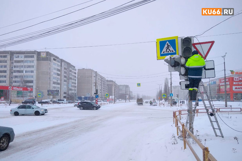 Левый поворот отделят от встречного: на важном перекрестке в Каменске-Уральском меняется схема работы светофора. Будьте внимательны!
