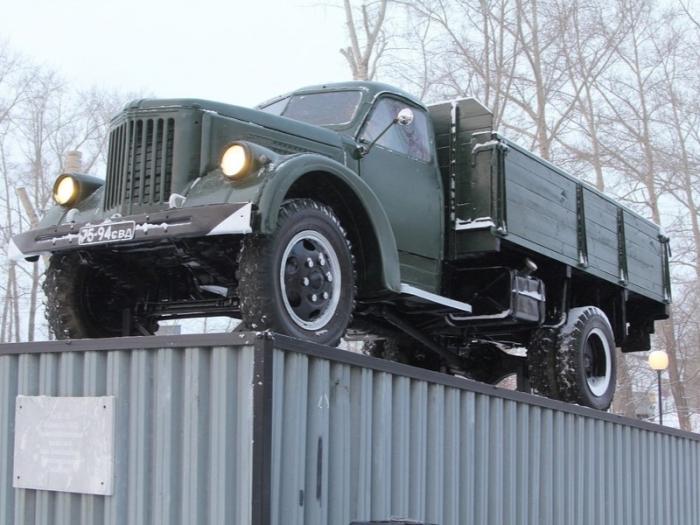 Возвращение легенды: УралЗИС-355М вновь занял своё место на постаменте в Каменске-Уральском | В Каменске-Уральском отреставрировали УралЗИС-355М и вернули на постамент