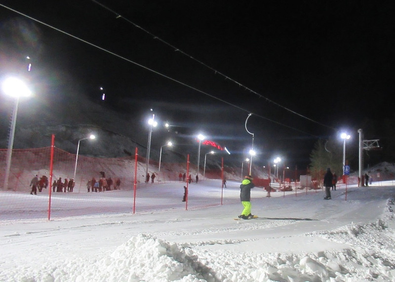 На горнолыжке «Богатырек» в Каменске-Уральском стартовал новый сезон: в день открытия всех желающих на подъемники пускали бесплатно