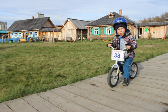 Малыши из Каменска-Уральского приняли участие в благотворительном состязании по беговелогонкам в Арамили