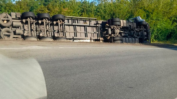 На трассе между Екатеринбургом и Каменском-Уральским перевернулась фура