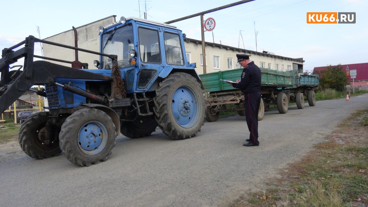 Необычное ДТП в селе под Каменском: испугавшись коровы, десятилетняя девочка налетела на прицеп трактора и оказалась на больничной койке