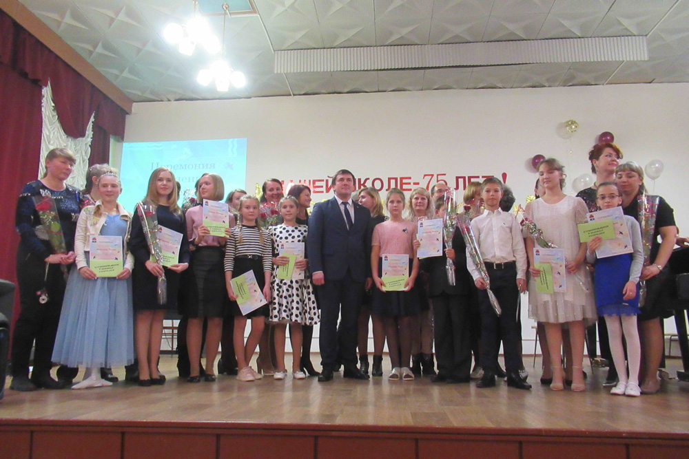 Мэр Каменска-Уральского пришел в музыкальную школу, чтобы раздать деньги одаренным детям — выбрал десятку самых лучших и достойных