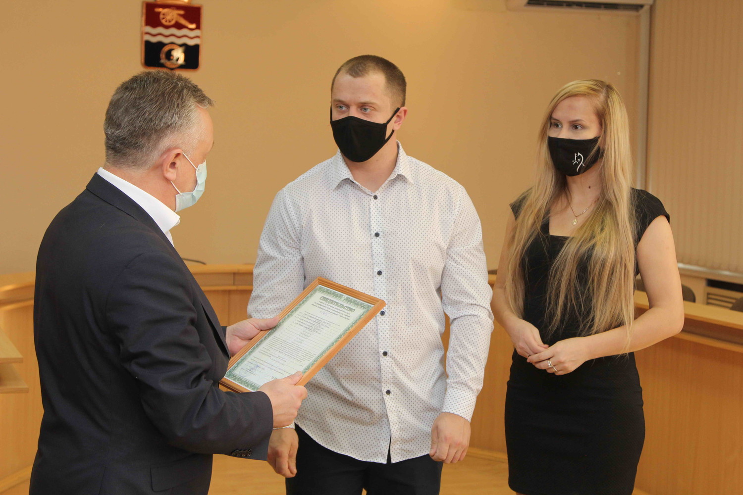 Семь семей в Каменске-Уральском смогут получить социальную выплату на покупку квартиры — свидетельства им вручили в мэрии