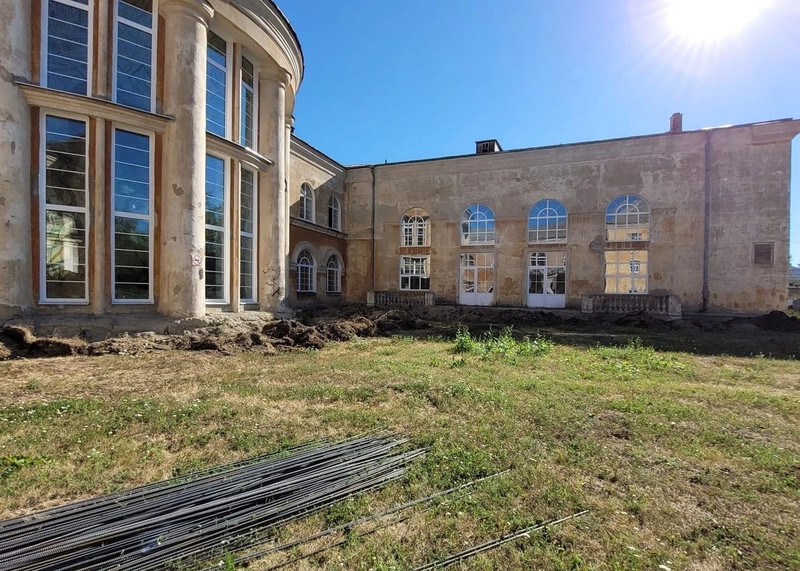 Капитальный ремонт Детского культурного центра в Каменске-Уральском начали с фундамента. Герасимов: «Кропотливая работа...»