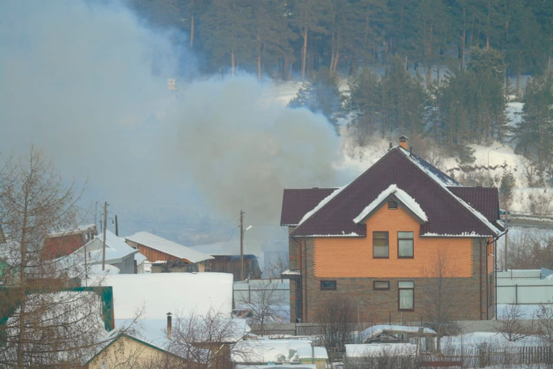 Из-за вспыхнувшего строительного мусора в гараже на ул. Байновской в Каменске-Уральском чуть не рванул газовый баллон и автомобиль