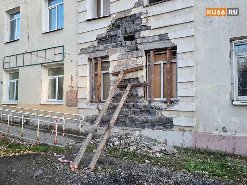 В Каменске-Уральском после жалоб горожан подрядчик приступил к ремонту здания Красногорской администрации