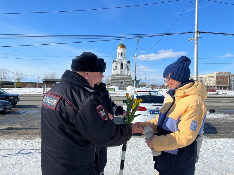 Сотрудники ГИБДД Каменска-Уральского поздравили женщин с 8 Марта Сотрудники ГИБДД Каменска-Уральского поздравили женщин с 8 Марта