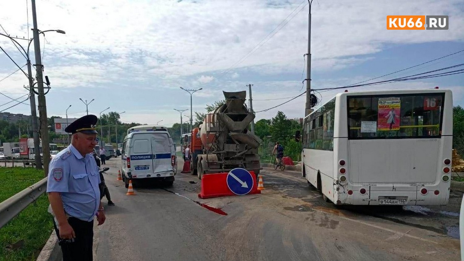 В аварии у Байновского моста пострадали водитель и пассажирка полицейской «Газели». На место прибыло руководство ГИБДД Каменска-Уральского