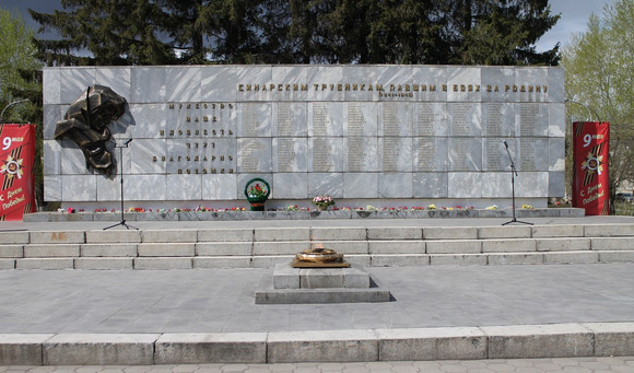 На митинге у одного из мемориалов в Каменске-Уральском вице-мэр Гераскин пожелал молодежи чтить традиции, уважать взрослых и хорошо учиться