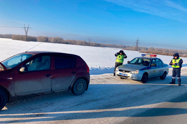 В период холодов каменские инспекторы ДПС помогают водителям, оказавшимся в сложных ситуациях на дороге В период холодов каменские инспекторы ДПС помогают водителям, оказавшимся в сложных ситуациях на дороге