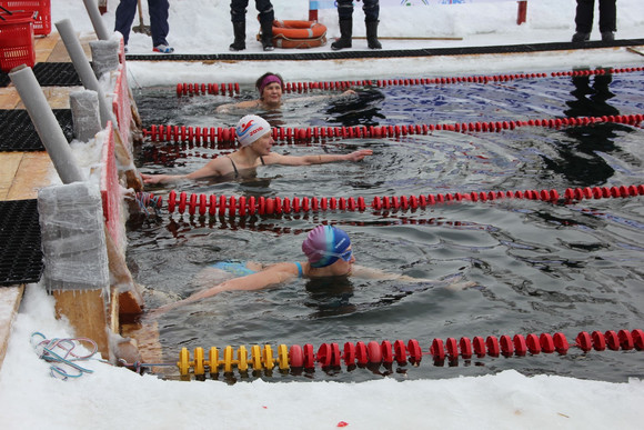 «Моржи Синары» из Каменска-Уральского приехали в Уфу на Кубок по зимнему плаванию большой командой: старшему — 67, младшему — 11 лет