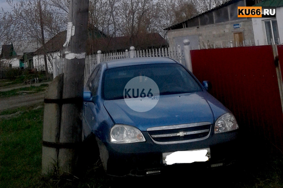 Столб наклонился, но не упал: в Каменске-Уральском среди белого дня пьяный водитель въехал сначала в электроопору. ФОТО