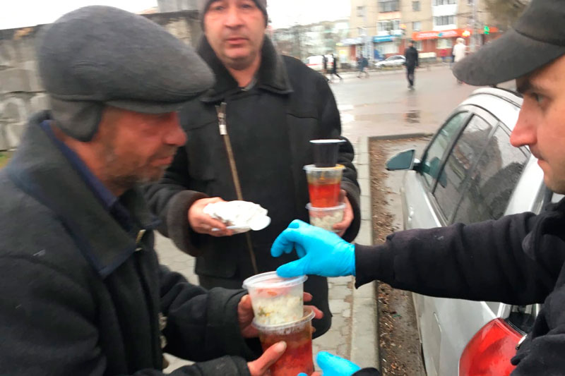 Добровольцы раздавали горячие обеды нуждающимся в Каменске-Уральском. Говорят, прийти и поесть может любой, кому это необходимо