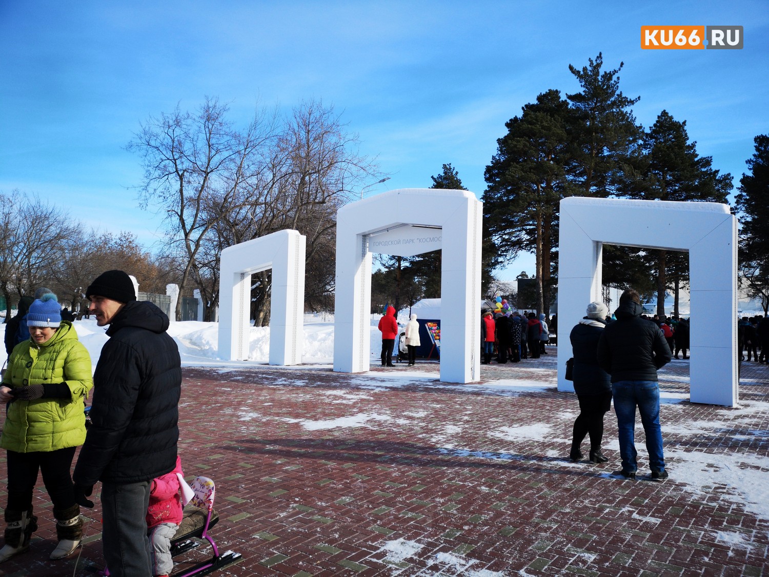 В честь Дня защитника Отечества жители Каменска гуляли в парке «Космос» – стреляли из пушки, тягали гири, играли. Смотрите, как все прошло!