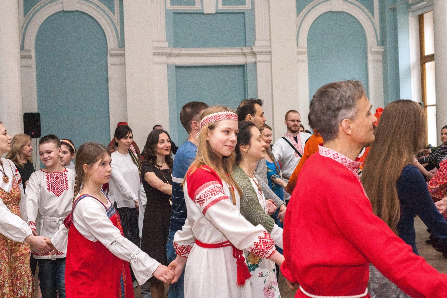 В День России жителей Каменска-Уральского приглашают взяться за руки на площади Ленкома. Говорят, соберется тьма народа!