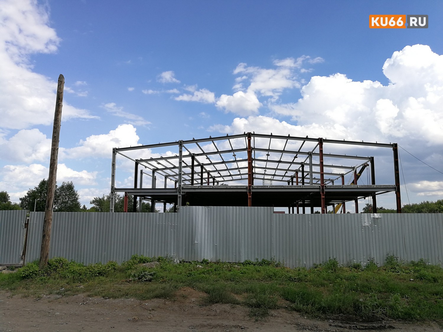 В Каменске-Уральском там, где раньше хотели построить стадион, возводят очередной торговый центр. Кто владелец – пока неизвестно