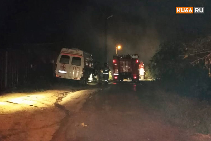 Заброшенный дом выгорел в Каменске-Уральском на ул. 1-я Набережная. Из объятого пламенем здания вывели двух пьяных женщин