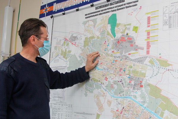 Последствия аномальной погоды в Каменске-Уральском: водитель среди ночи застрял в сугробе, там и тут искрили провода, сотни домов без света