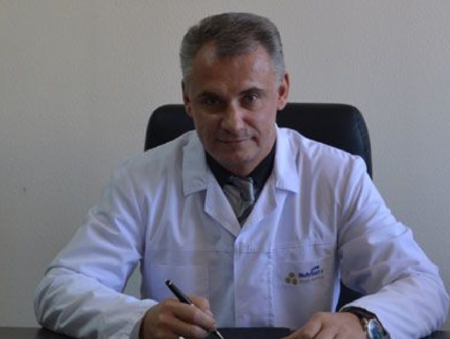 «Он опытный, внимательный к подчиненным». Медики детской горбольницы Каменска вступились за главврача, которого обвиняют во взятке