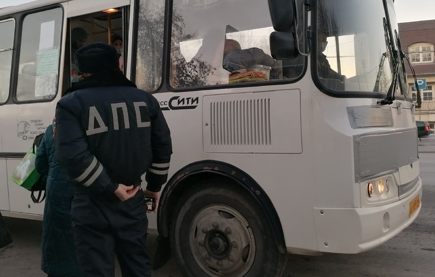 Заболеваемость и смертность растут — это влияет. В ходе рейдов по проверке масочного режима в автобусах в Каменске замечаний стало меньше