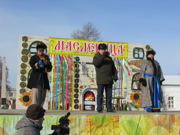 Как никогда много народа было на Масленице на Соборной площади в Каменске-Уральском. Чиновники: «Времена изменились, возвращаемся к истокам»