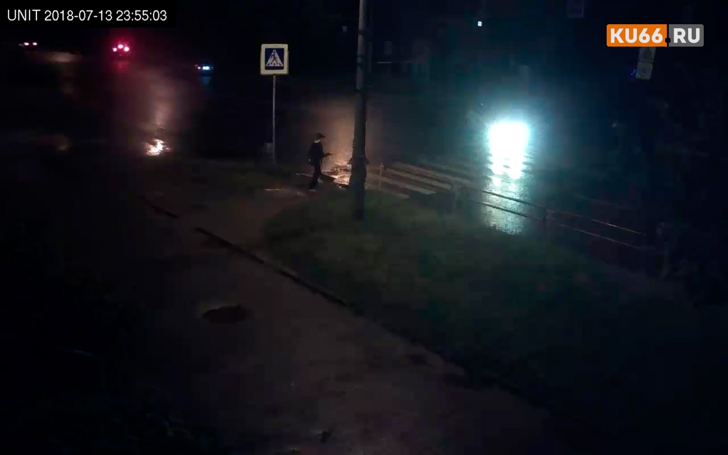 Хоть глаз выколи. Подарок от мэрии Каменска-Уральского – жителям ко Дню города: после праздника люди шли с фонариками по темным улицам