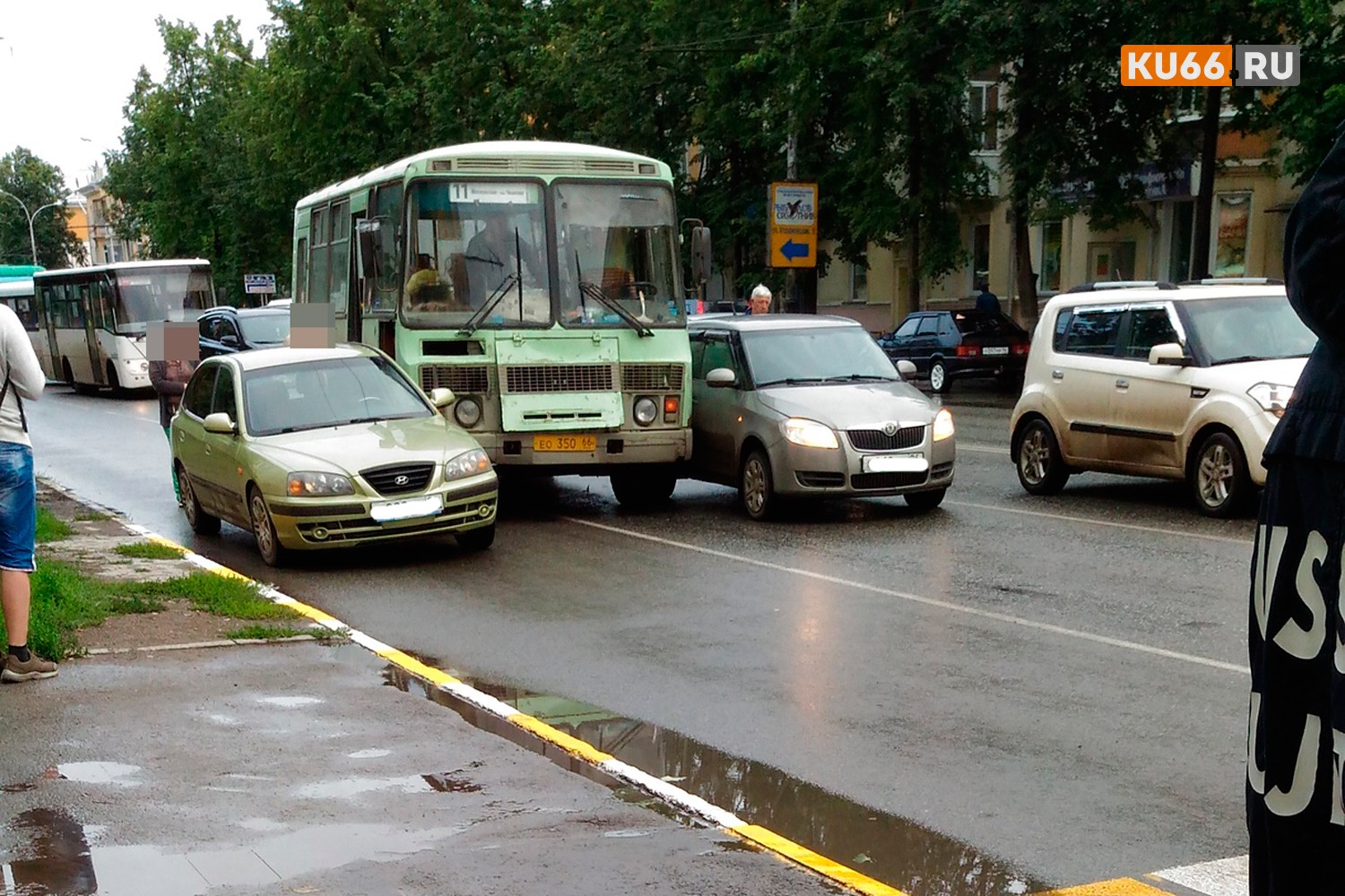 В Каменске-Уральском Skoda «поцеловала» пассажирский автобус – тот по инерции ударил Hyundai. К счастью, обошлось без жертв
