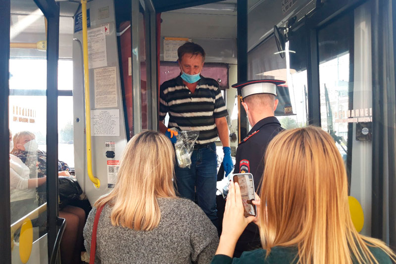 Не все кондукторы, пассажиры и водители автобусов Каменска думают о санитарной безопасности — у одних нет масок, у других перчаток