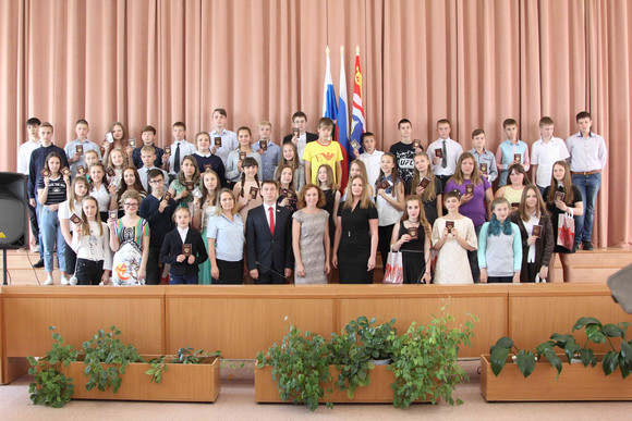 Вручение паспортов для 14-летних подростков в Каменске-Уральском превратили в праздник, поведав ребятам о Дне города и Дне металлурга