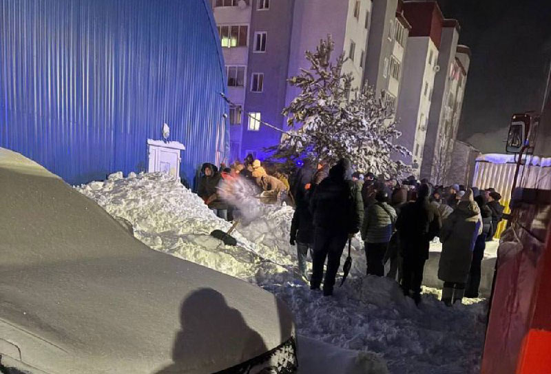 Ребёнок погиб при обрушении снега с крыши у катка в ХМАО | В ХМАО ребёнка насмерть завалило снегом у катка