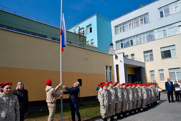 В российских школах перед уроками начали устраивать линейки с флагом и гимном