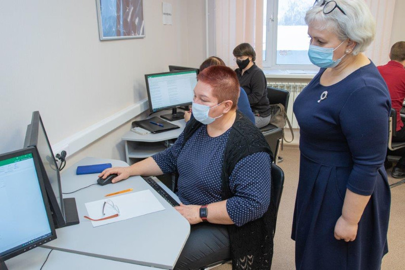 Рабочие на заводе в Каменске-Уральском подтверждают, что соответствуют занимаемым должностям, в том числе через интервью с начальством Рабочие на заводе в Каменске-Уральском подтверждают, что соответствуют занимаемым должностям, в том числе через интервью с начальством