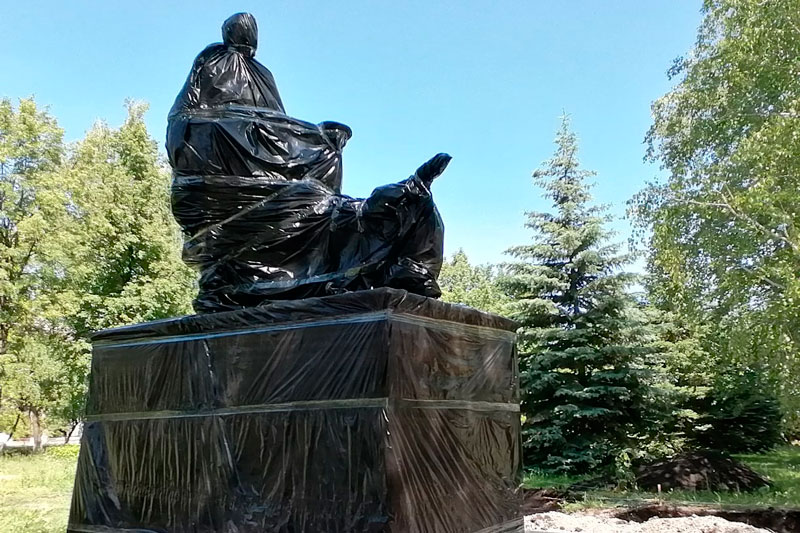 Депутат, мэрия Каменска-Уральского и жители вложились в памятник защитников Отечества и тружеников тыла. Откроют его 24 июня