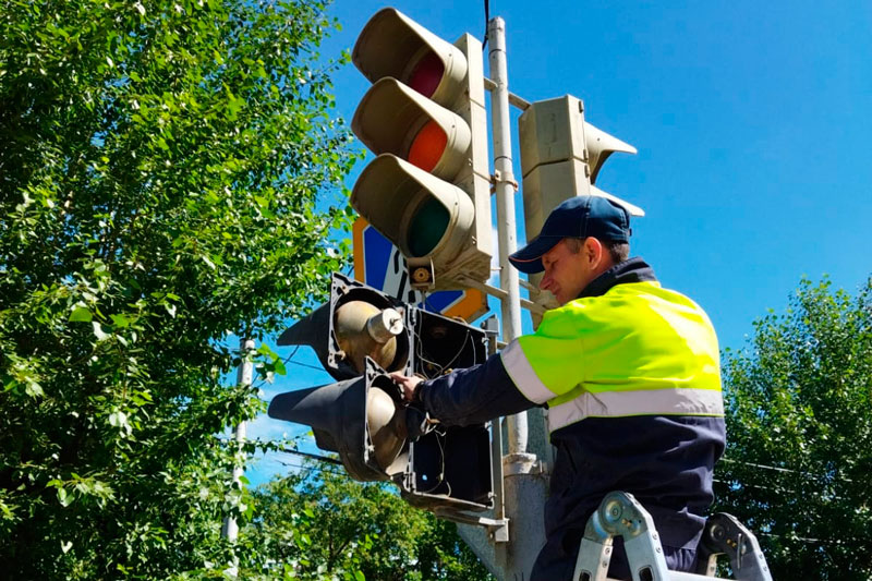 «Сигналы в солнечную погоду будут видны»! В Каменске-Уральском начались работы по обновлению светофоров