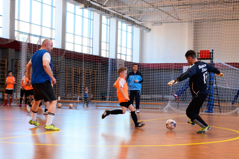 «Я сегодня разрываюсь, не знаю, за кого болеть». Сотрудники ГИБДД сыграли в футбол со своими детьми в Каменске-Уральском. Кто победил?