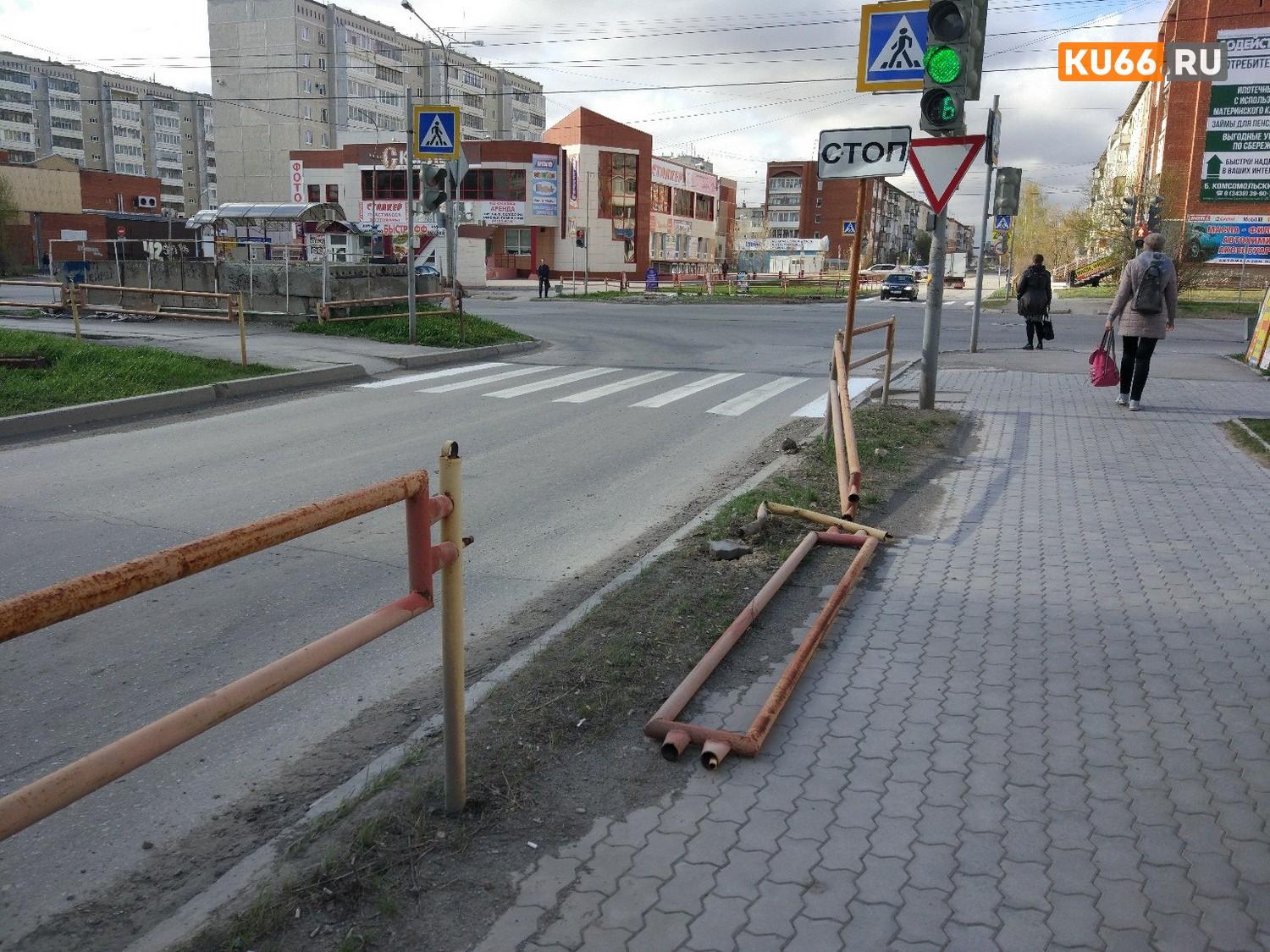 В Каменске-Уральском Toyota снесла забор на бульваре Комсомольский. «Водитель и пассажиры выкатили авто на дорогу и скрылись...»