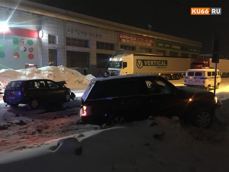 Из-за ДТП на ул. Ленина в Каменске-Уральском, где столкнулись две иномарки и снегоуборщик, пострадала женщина. Движение ограничено!