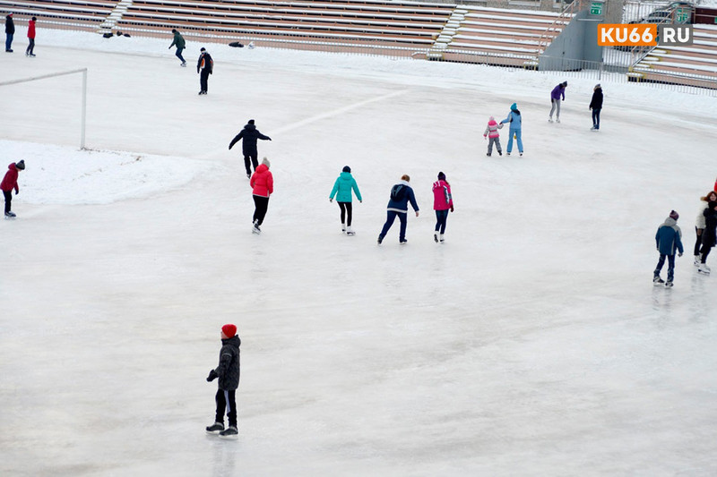 Не бесплатно: в субботу в Каменске-Уральском открывается ледовый каток на стадионе спорткомплекса «Синара». Выгоднее со своими коньками!