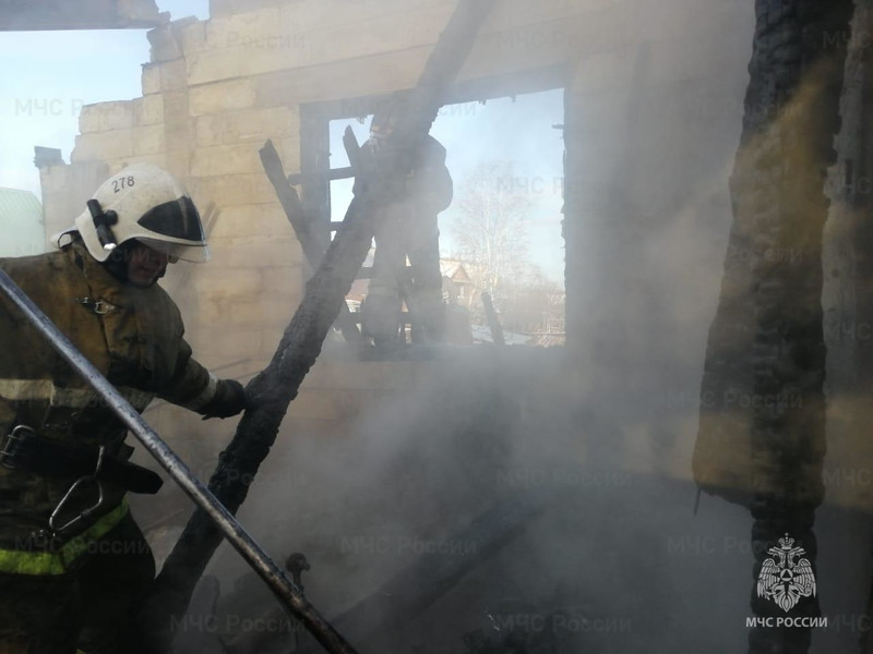 В Каменске-Уральском сгорел гараж с автомобилем