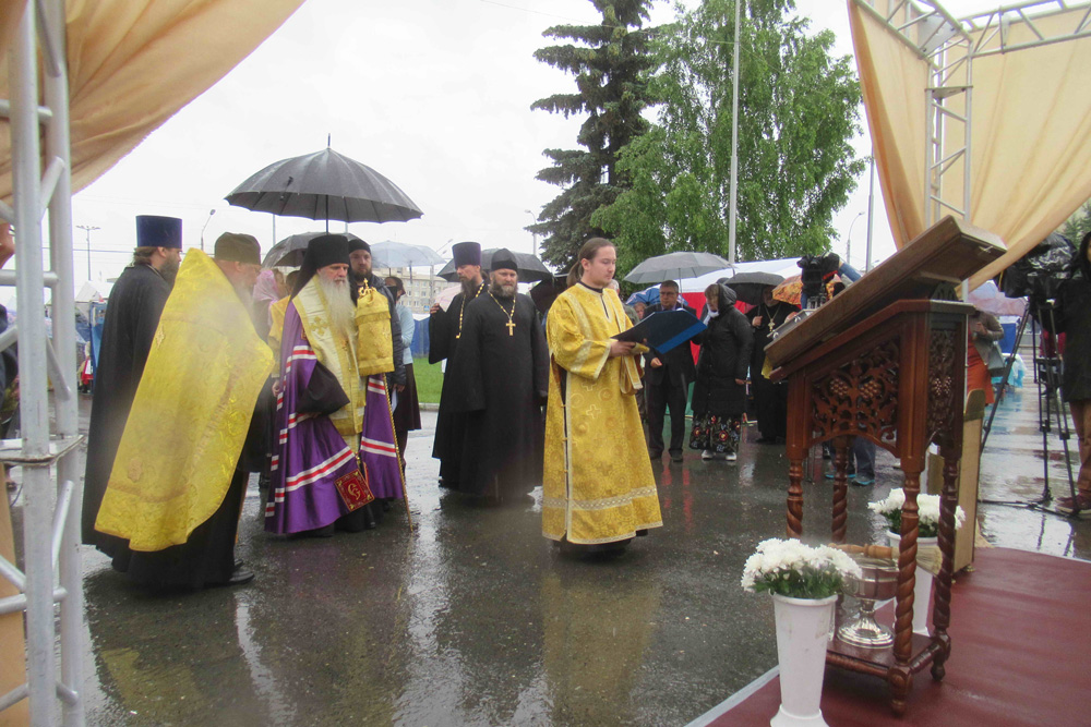 Юбилейный «Звон колоколов» под проливным дождем: в Каменске-Уральском стартовала православная ярмарка в преддверии «фирменного» фестиваля