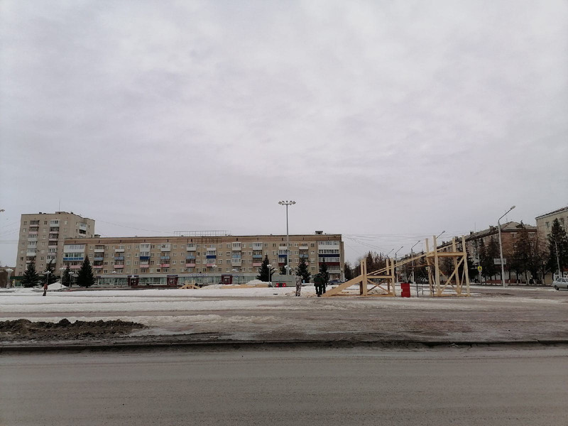 В центре Каменска-Уральского начали возводить ледово-елочный городок — пока установили только каркас горки, а впереди «космическая» работа