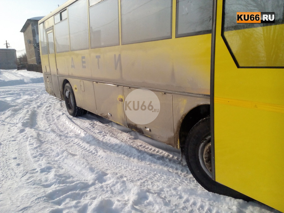 В селе под Каменском-Уральским школьный автобус с детьми застрял в колее. На место происшествия выезжали сотрудники ГИБДД. ФОТО